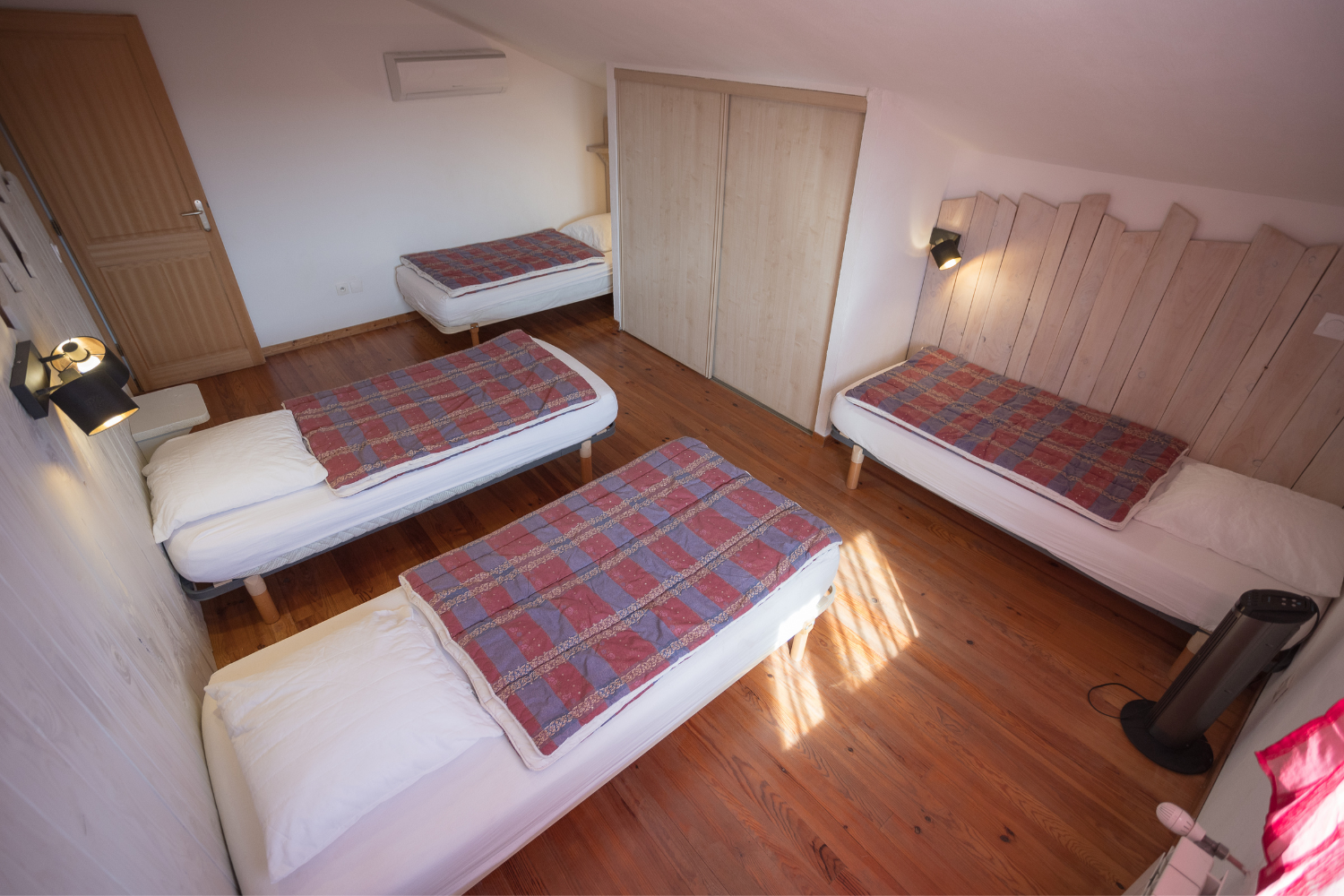 Chambre avec 4 lits du gîte Lavande