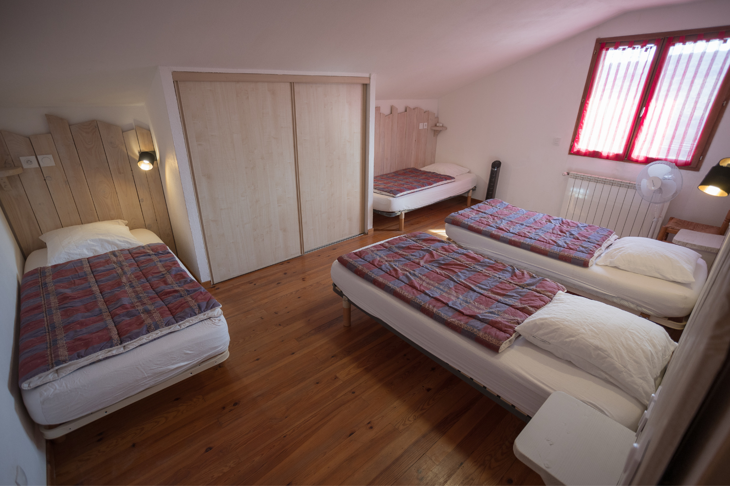 Chambre avec 4 lits du gîte Lavande