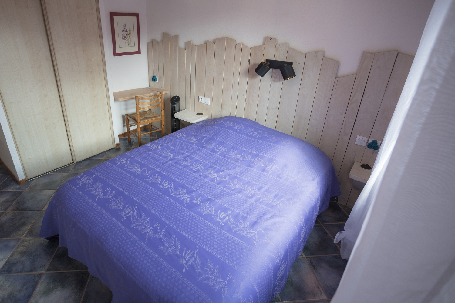 Chambre lit double du gîte Lavande