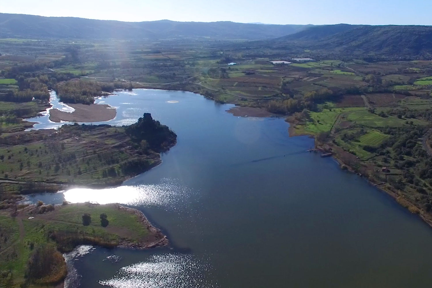 Vue aérienne du Lac du Salagou par drone
