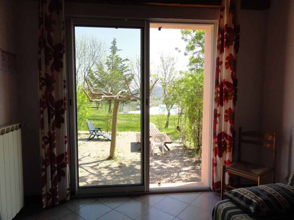 Salon de jardin avec vue sur le lac