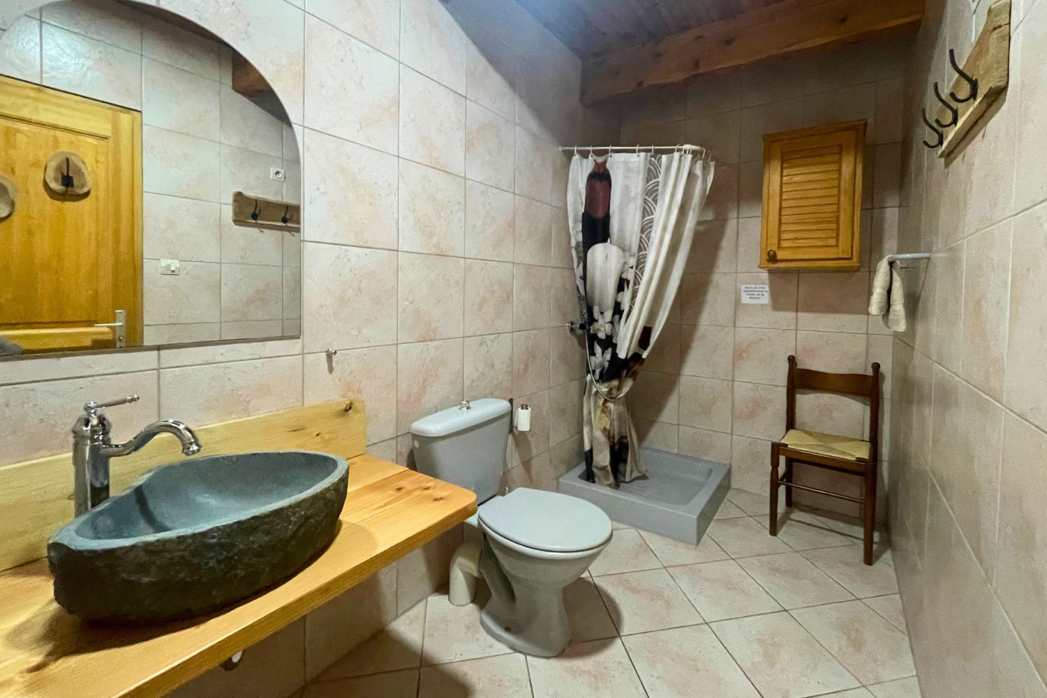 Salle de douche avec WC du gîte Bergerie