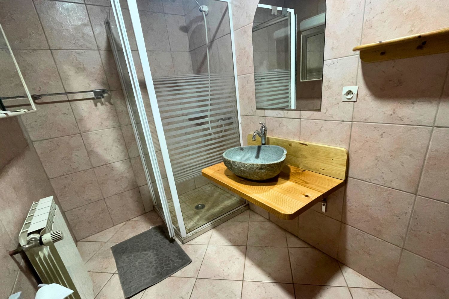 Salle de douche avec WC du gîte Mimosa